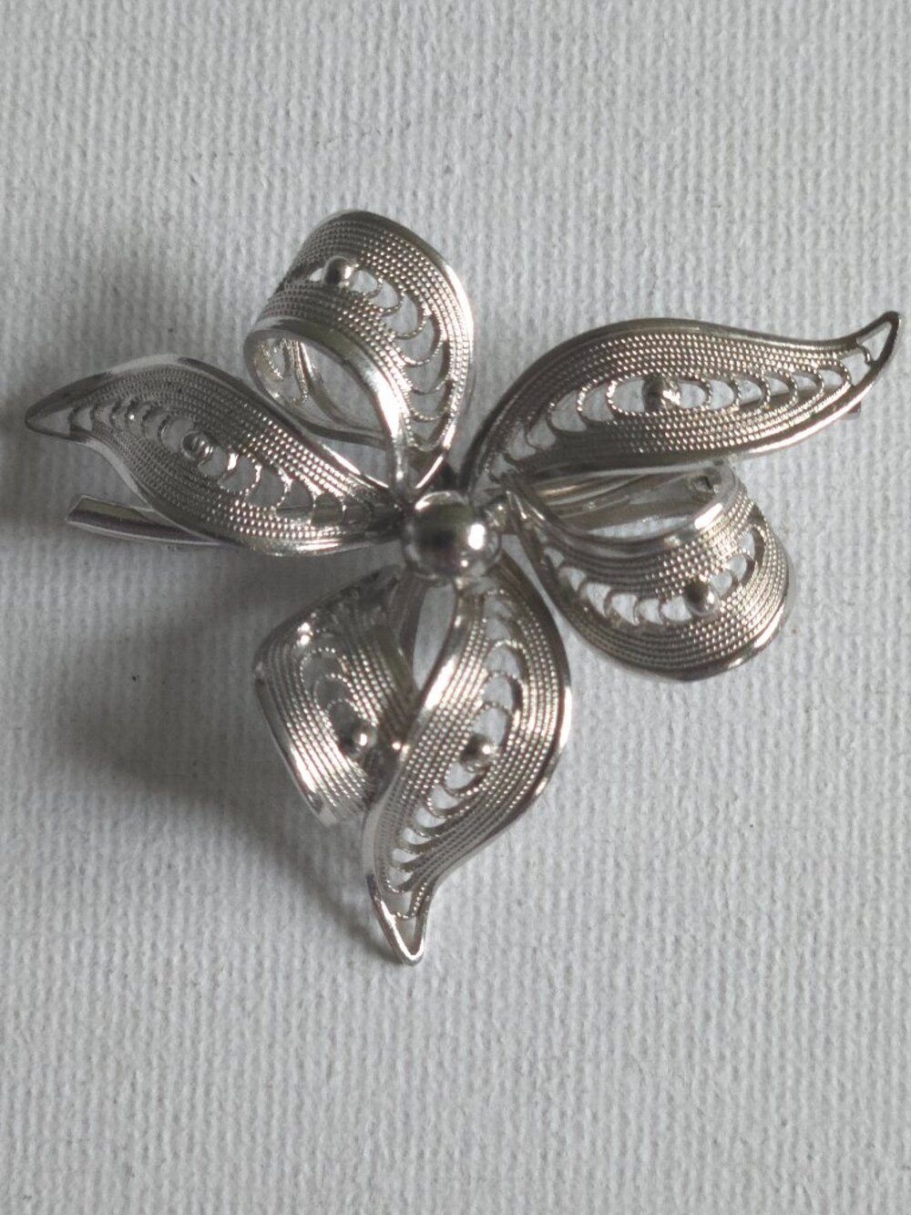 Vintage Silver Tone Filigree Bow Brooch Delicate Wirework Ribbon Pin 2''×2''